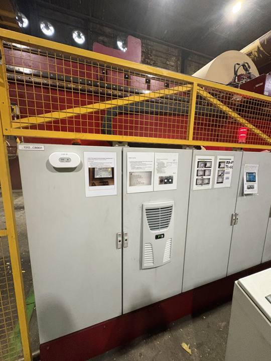 Capteur de qualité de l'air posé sur des armoires électriques dans une usine