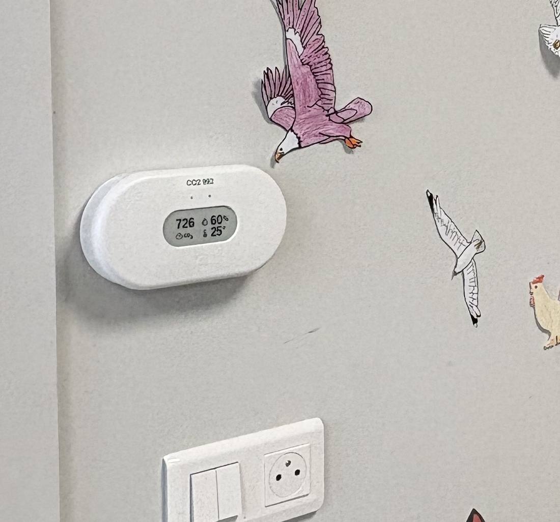Capteur Airthings au mur d'une crèche, affichant 726 ppm de CO₂, 60 % d'humidité et 25 degrés