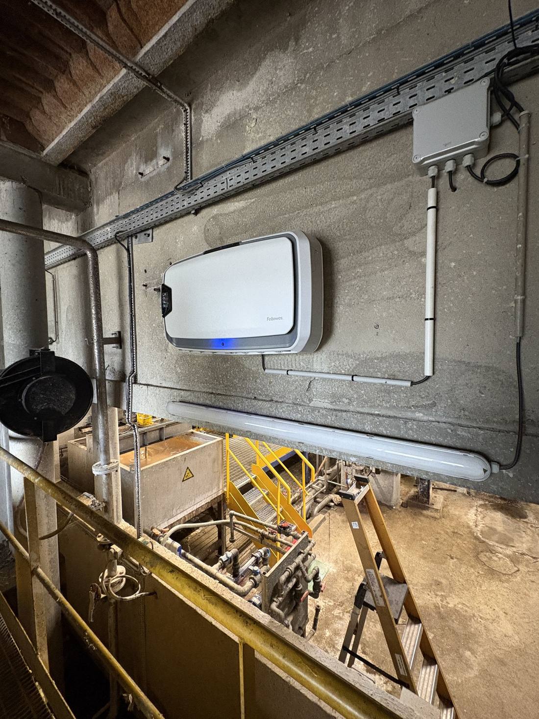Purificateur d'air mural installé dans un local technique